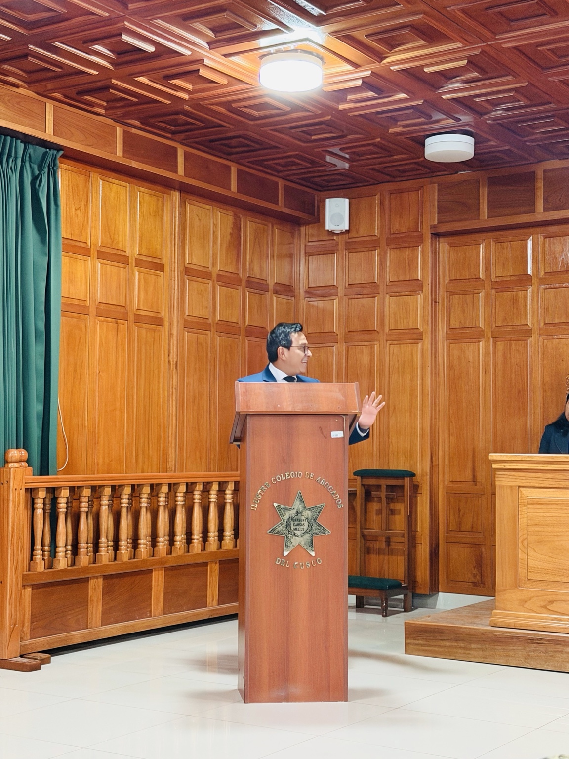 Darwin Urquizo durante su intervención en el Colegio de Abogados del Cusco