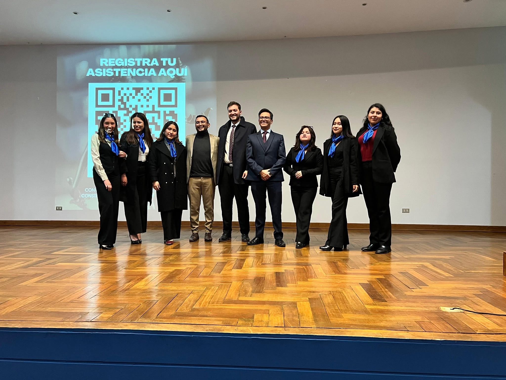 Fotografía grupal al término del encuentro académico