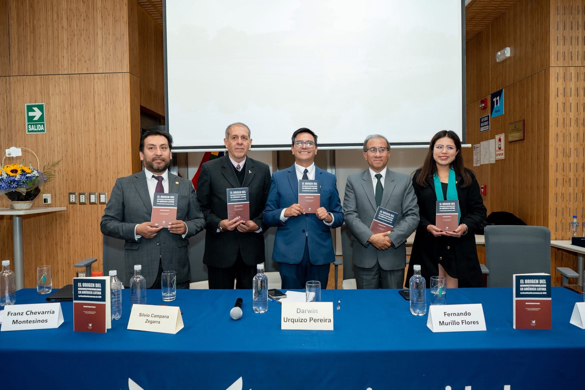 Darwin Urquizo y participantes de la presentación con ejemplares de su libro
