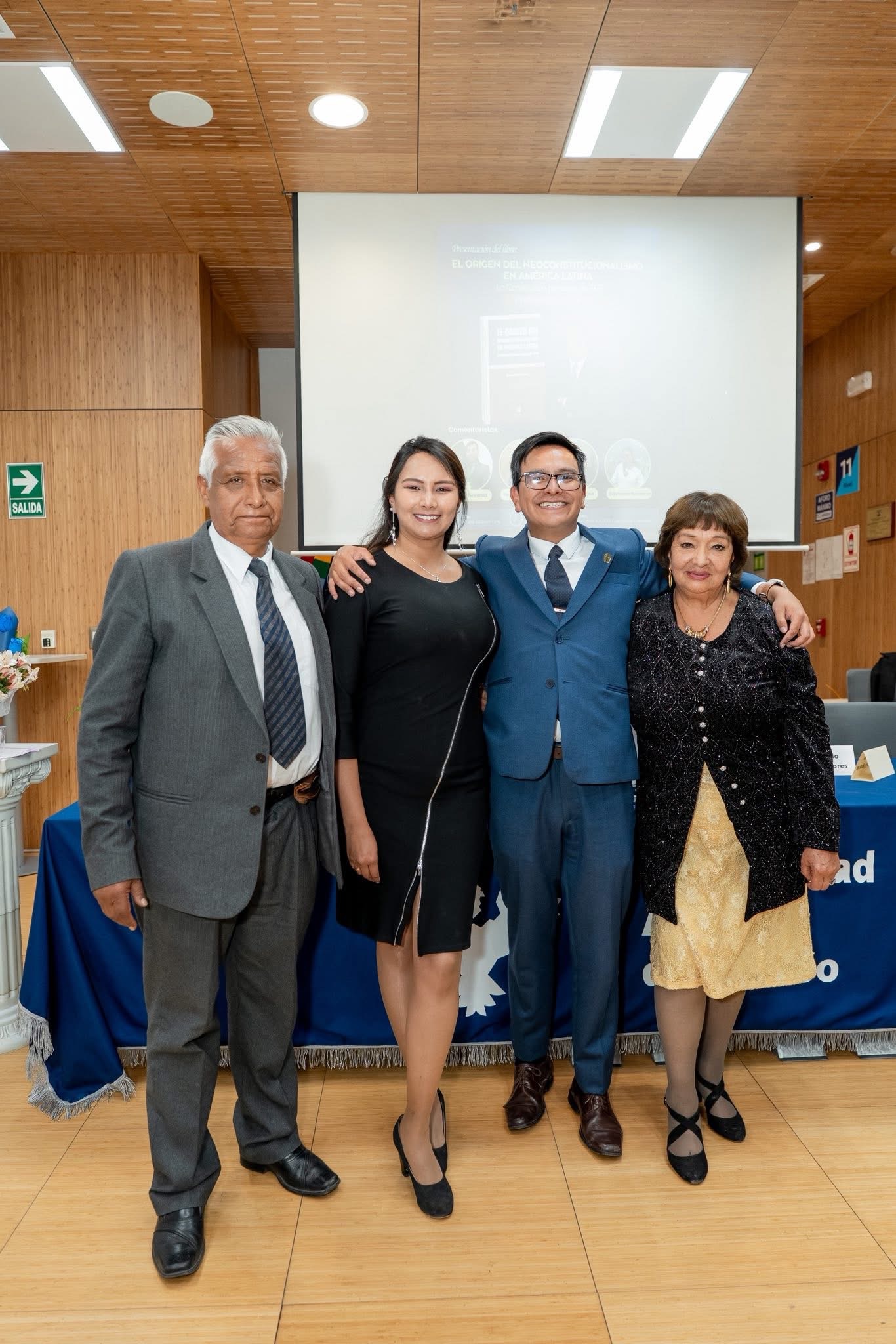 El autor junto a asistentes a la presentación.