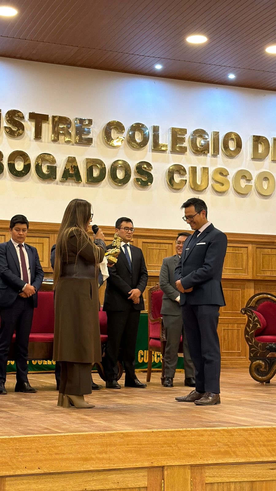 Entrega de reconocimiento durante el I Congreso Inca de Derecho